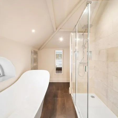 Pass The Keys Luxury 5 Chiltern Place Centre *